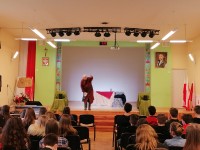  „Spór o zamek” na deskach szkolnej auli