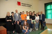 RATOWNICY PIERWSZEJ POMOCY NASZEGO LICEUM NA SZCZYCIE PODIUM.