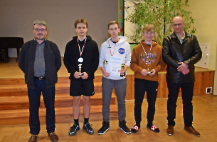 Mistrzostwa Internatu w Tenisie Stołowym. Dekoracja zwycięzców.