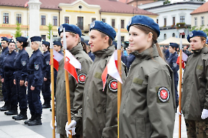 Uczniowie klas mundurowych z rymanowskiego LO zaprezentowali musztrę paradną w Bochni