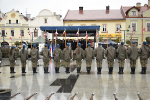 Uczniowie klas mundurowych z rymanowskiego LO zaprezentowali musztrę paradną w Bochni