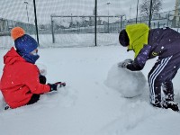Zabawy klas trzecich na śniegu_12