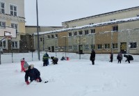 Zabawy klas trzecich na śniegu_15