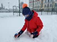 Zabawy klas trzecich na śniegu_16