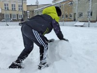 Zabawy klas trzecich na śniegu_17