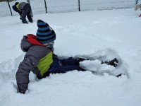Zabawy klas trzecich na śniegu_1