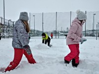 Zabawy klas trzecich na śniegu_20