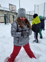 Zabawy klas trzecich na śniegu_22