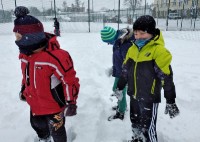 Zabawy klas trzecich na śniegu_23