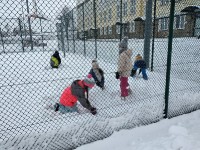 Zabawy klas trzecich na śniegu_25