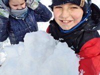 Zabawy klas trzecich na śniegu_36