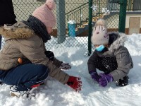 Zabawy klas trzecich na śniegu_40