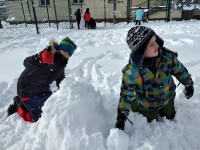 Zabawy klas trzecich na śniegu_43
