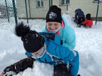 Zabawy klas trzecich na śniegu_45