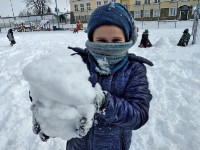 Zabawy klas trzecich na śniegu_47