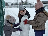 Zabawy klas trzecich na śniegu_48