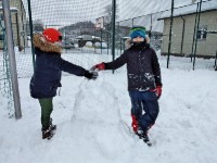 Zabawy klas trzecich na śniegu_49