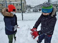 Zabawy klas trzecich na śniegu_50