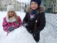 Zabawy klas trzecich na śniegu_51