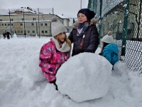 Zabawy klas trzecich na śniegu_52