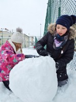 Zabawy klas trzecich na śniegu_53