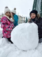 Zabawy klas trzecich na śniegu_54
