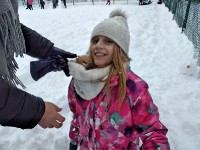 Zabawy klas trzecich na śniegu_55