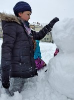 Zabawy klas trzecich na śniegu_57