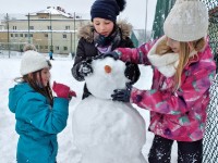 Zabawy klas trzecich na śniegu_60