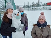 Zabawy klas trzecich na śniegu_61