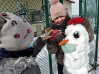 Zabawy klas trzecich na śniegu_67
