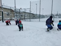 Zabawy klas trzecich na śniegu_8