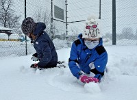 Zabawy klas trzecich na śniegu_9