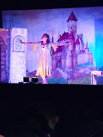 Udział dzieci z klas 0- 3 w przestawieniu teatralnym 