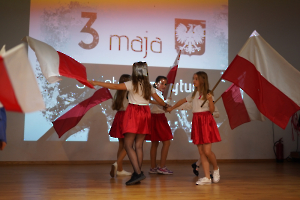  Akademia z okazji Uchwalenia Konstytucji 3 Maja. Prezentują się klasy 3