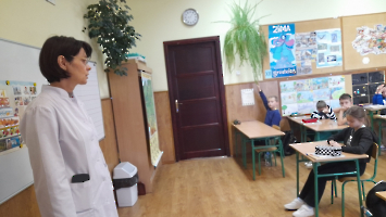 „Jak dbamy o swoje zdrowie” - spotkanie uczniów klas trzecich z pielęgniarką szkolną panią Barbarą Skubel