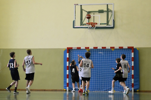 NOWOROCZNY TURNIEJ KOSZYKÓWKI W JASIONOWIE