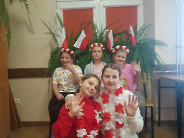 Polonez dla Niepodległej uczniów i nauczycieli klas 4-8 Szkoły Podstawowej w Rymanowie