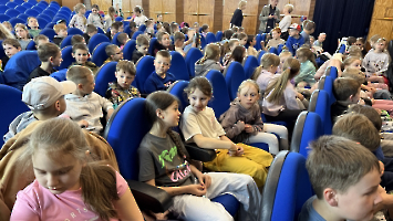 Wyjście klas młodszych do kina  Sokół na przestawienie pt. „ Śnieżka”