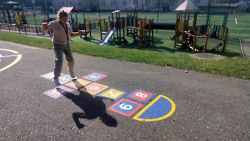 Gry i zabawy ruchowe na świeżym powietrzu.